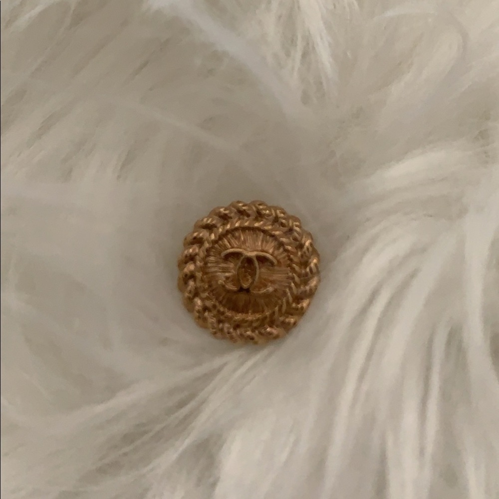 Small chanel button